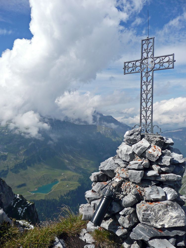 Waldisee und Gipfelkreuz Märenspitz