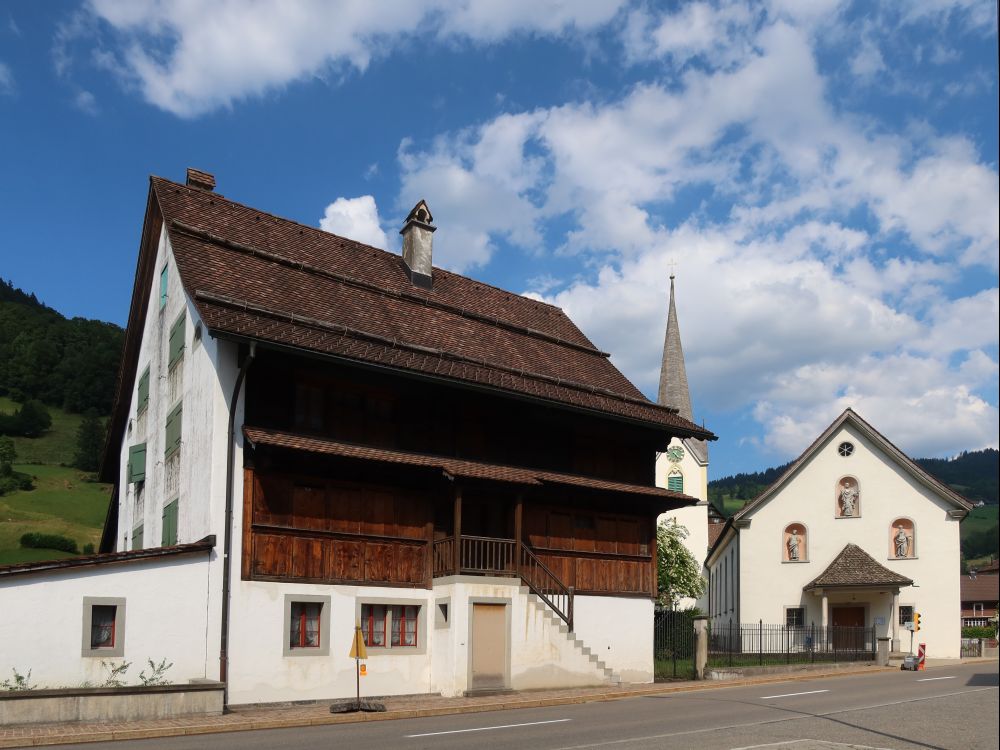 Haus und Kirche in Vorderthal