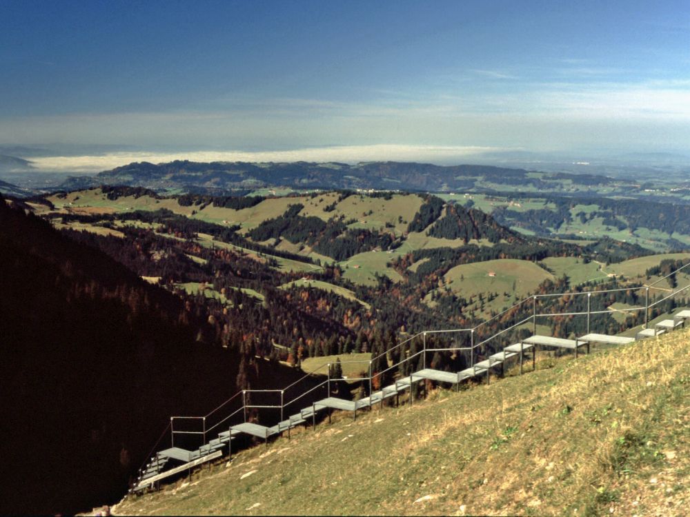 Bodensee unterm Nebel und Treppe an der Hochgratbahn