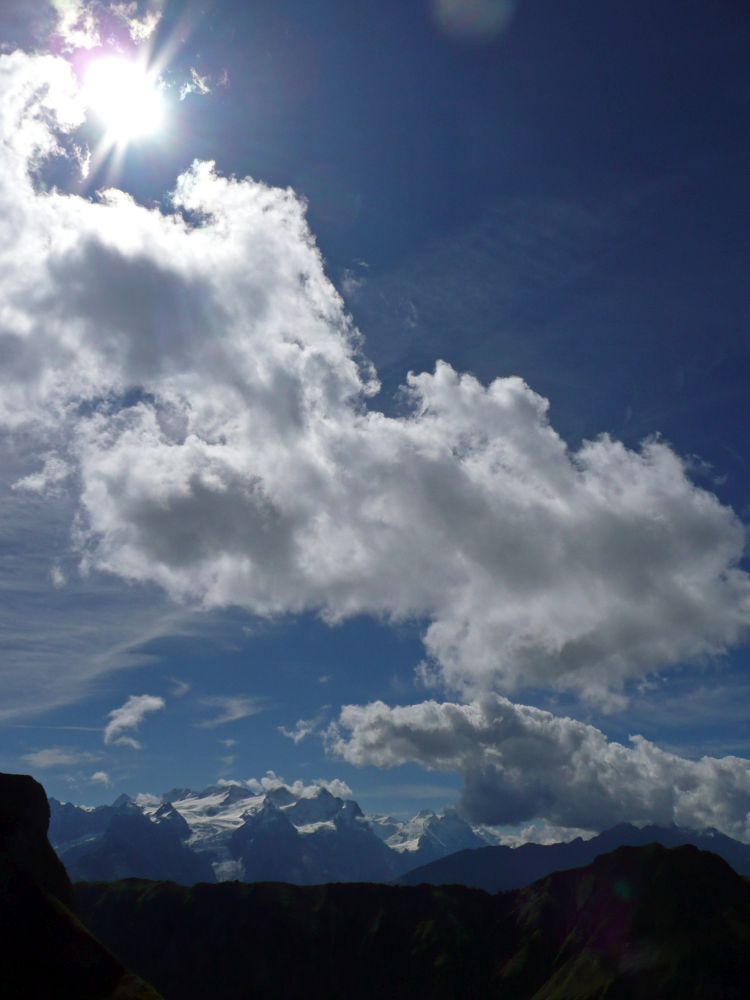 Wolken und Berner Alpen