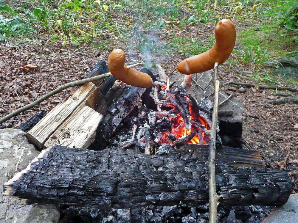 Grillfeuer mit Würstchen