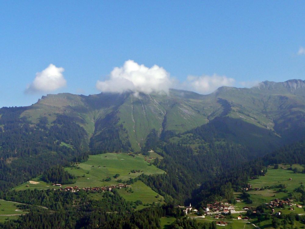 Calfreisen und Montalin unter Wolken