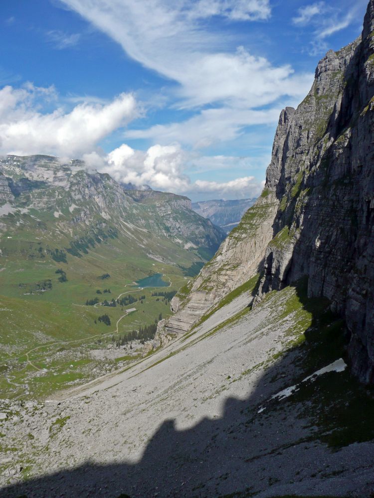 steiler Schotterhang