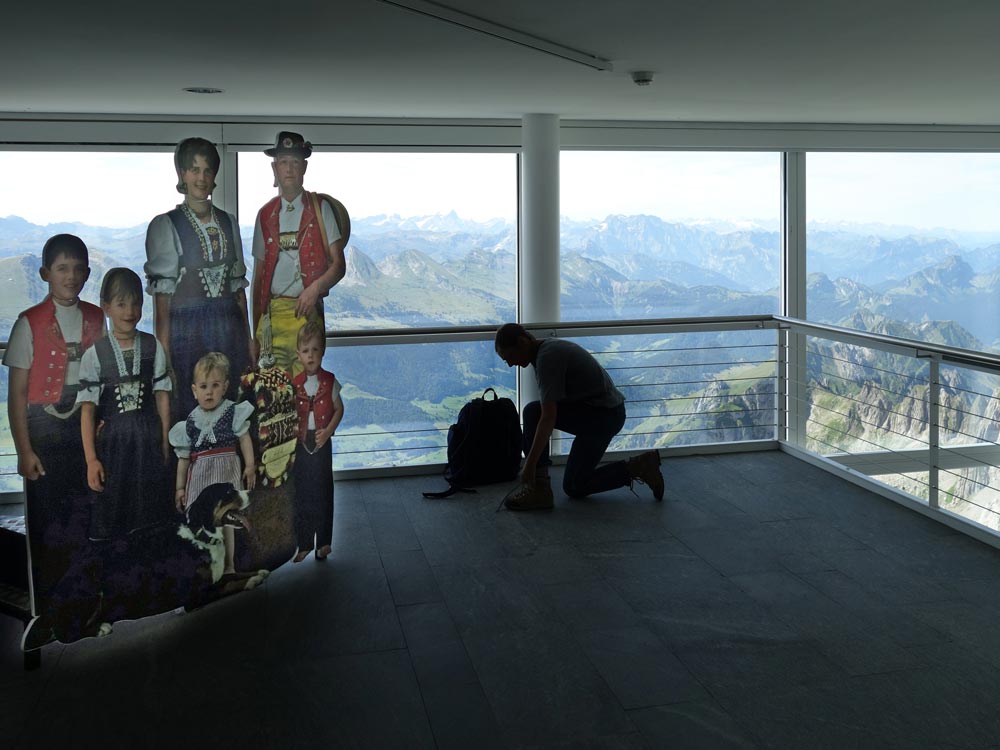 Schuhebinden mit Alpenblick