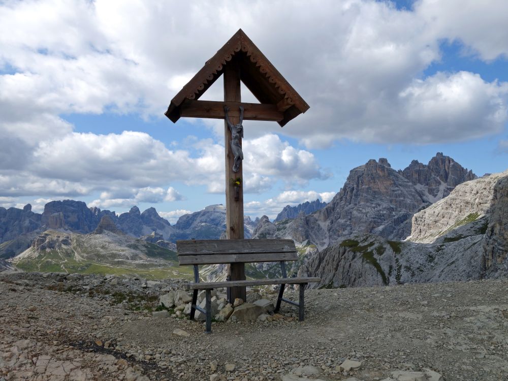 Wegkreuz mit Sitzbank