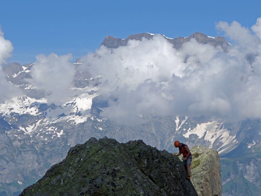 Kletterer und Glärnisch in Wolken