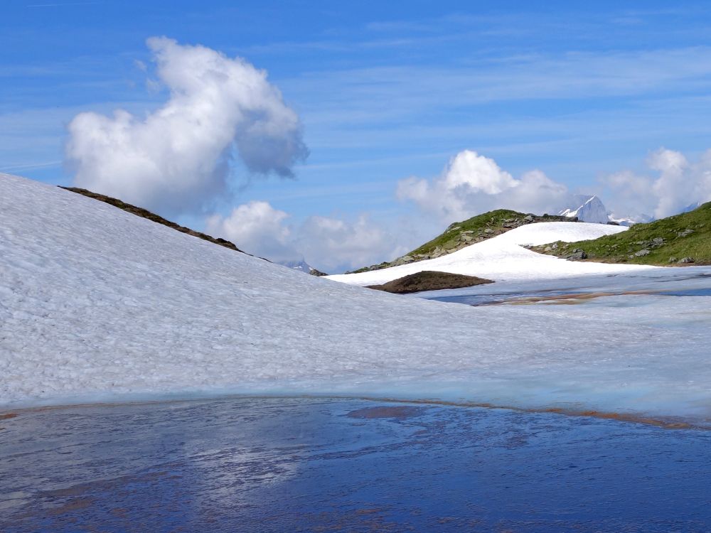 Schnee und Wolken