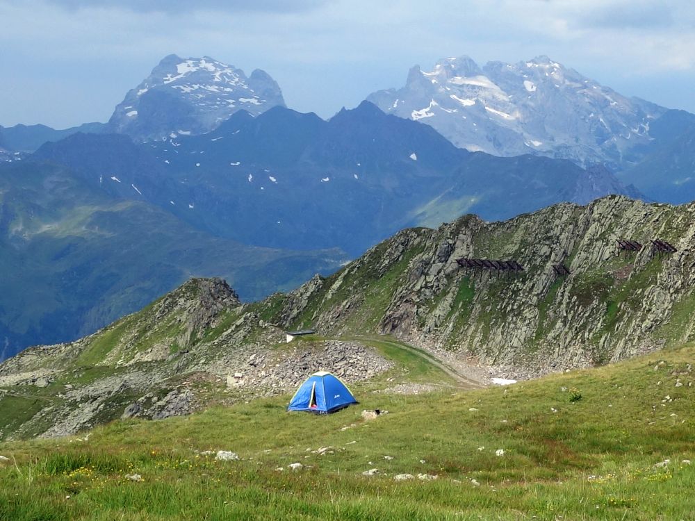 Zeltplatz mit Blick auf Sulzfluh und Drei Türme