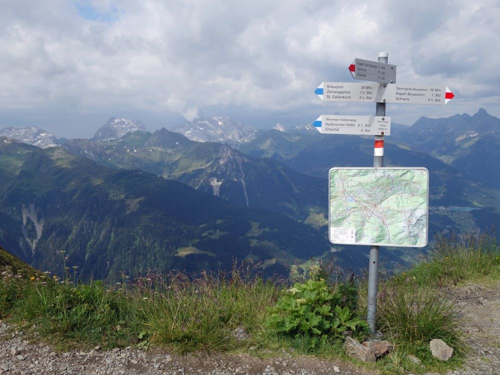 Wanderwegweiser mit Sulzfluh und Drei Türme