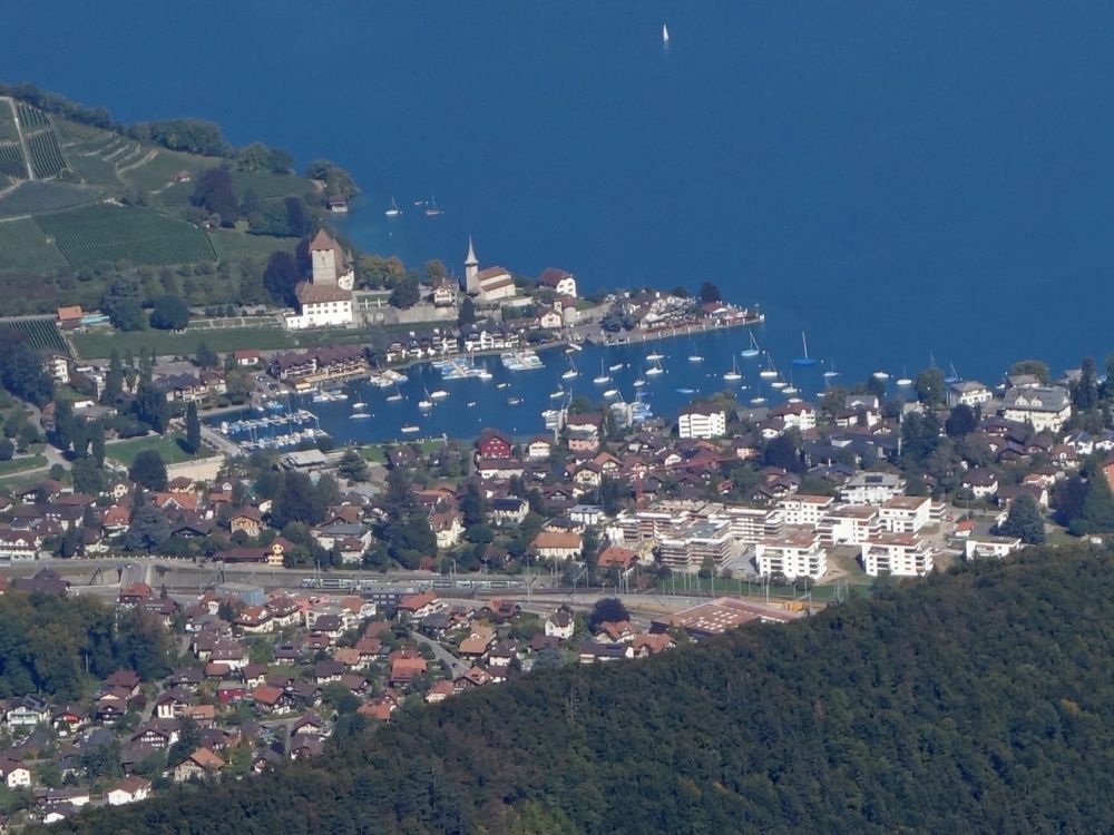 Spiez mit Schloss und Hafen