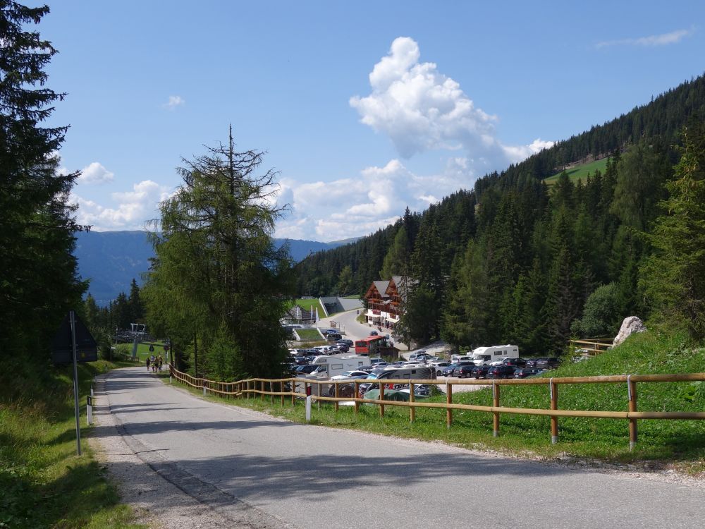 Gasthaus und Parkplatz am Furkelpass