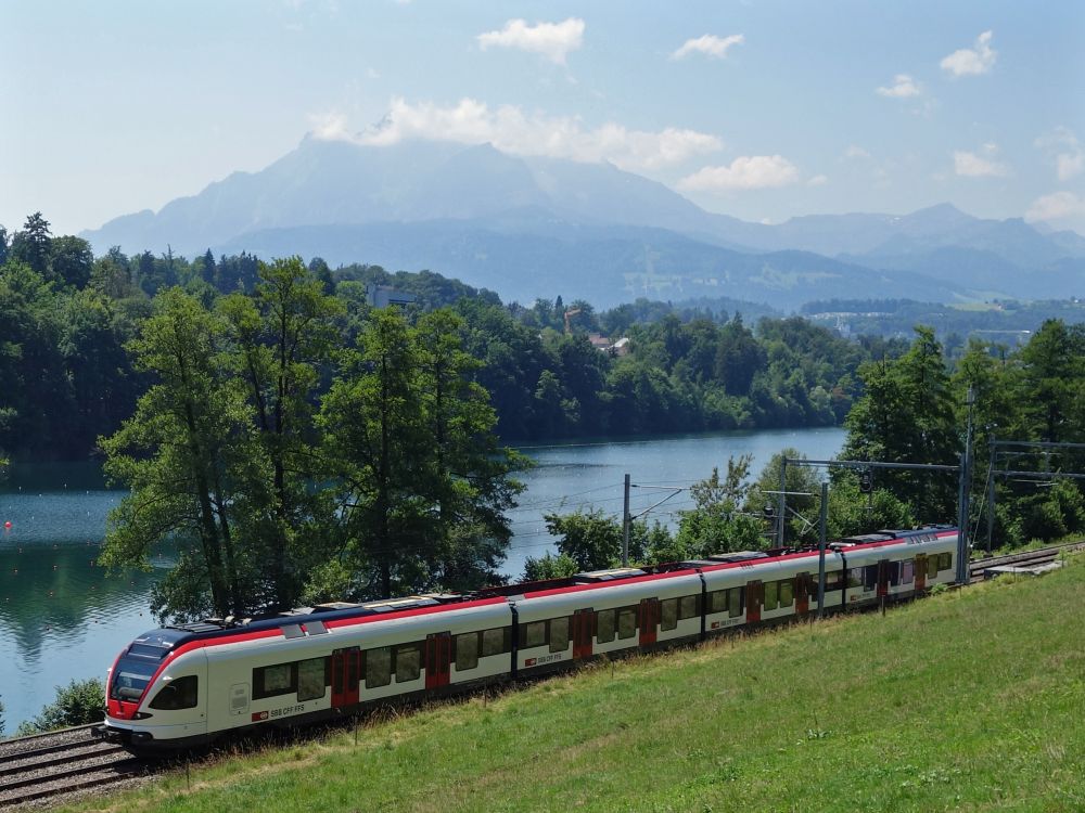 Rotsee mit Bahn und Pilatus