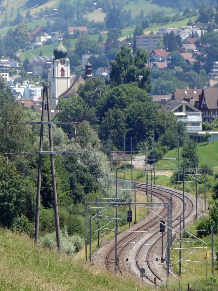 Kirche und Bahnlinie bei Ebikon