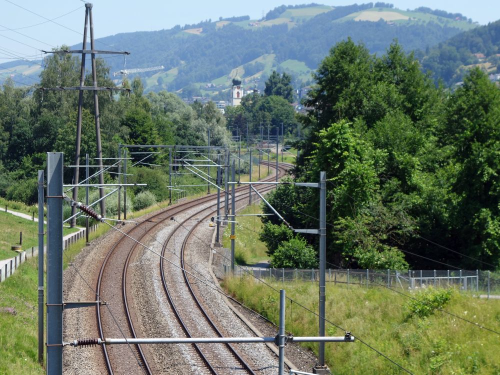 Kirche und Bahnlinie bei Ebikon