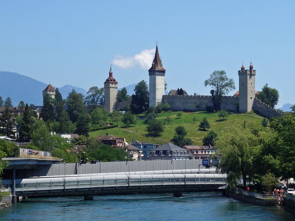 Musehhmauer mit Türme und Reuss