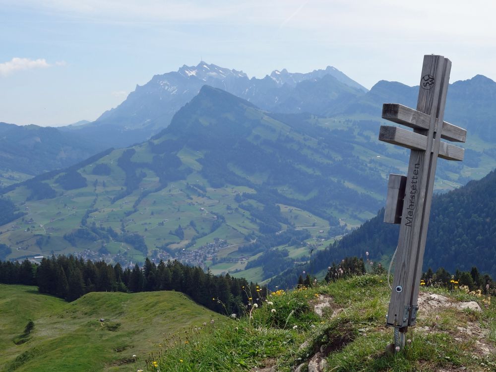 Gipfelkreuz Wannenspitzli mit Säntis und Stockberg