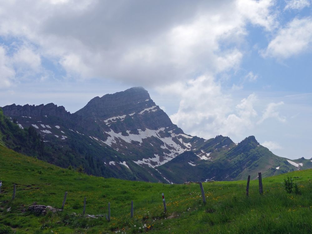 Speer unter Wolken