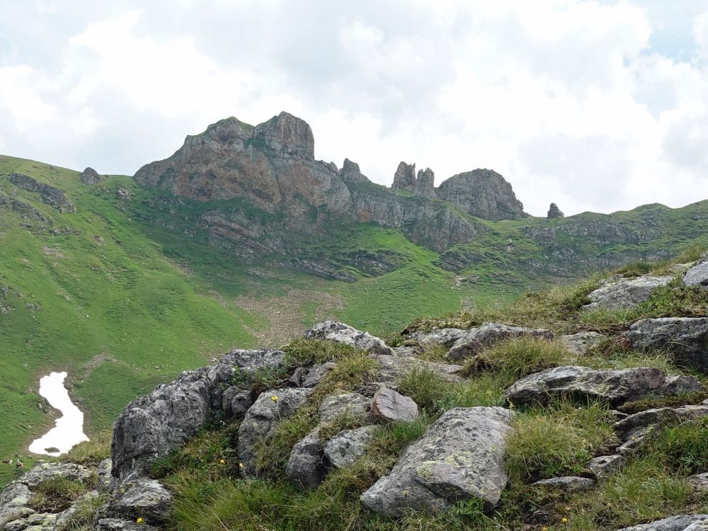 Bergspitzen und Felsen