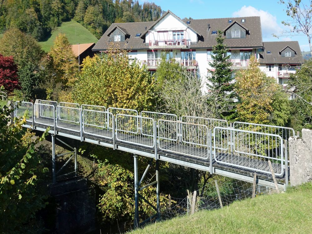 Steg über die Bahnlinie