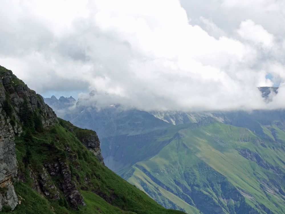 Graue Hörner unter den Wolken