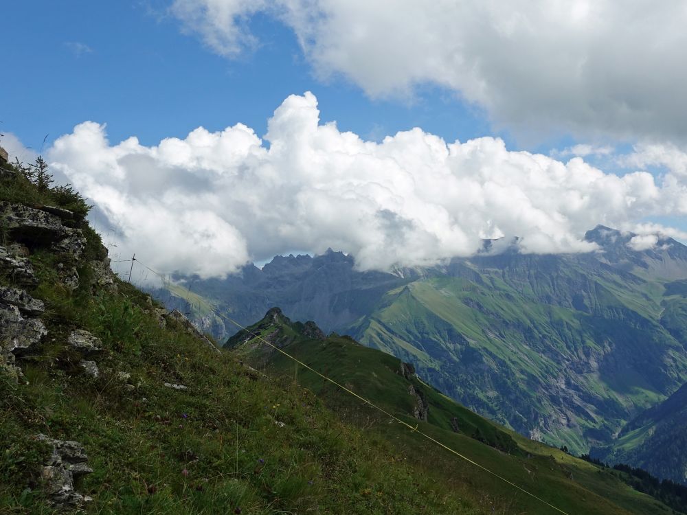 Graue Hörner unter den Wolken