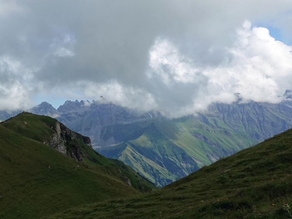 Graue Hörner unter den Wolken