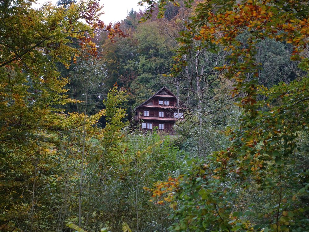 Haus oberhalb von Höll