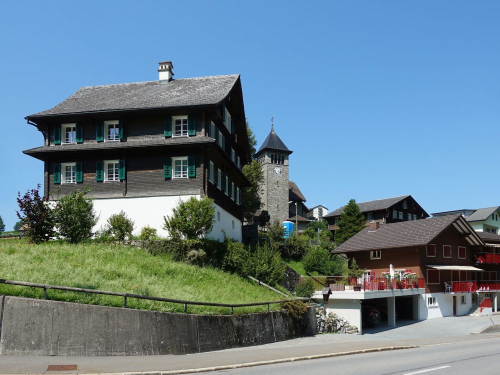 Haus und Kirche in Emmetten