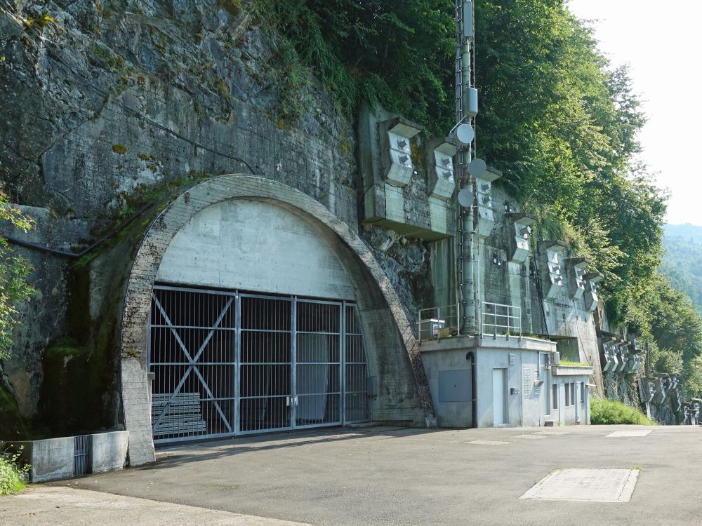 Seitenausgang des Autobahntunnels