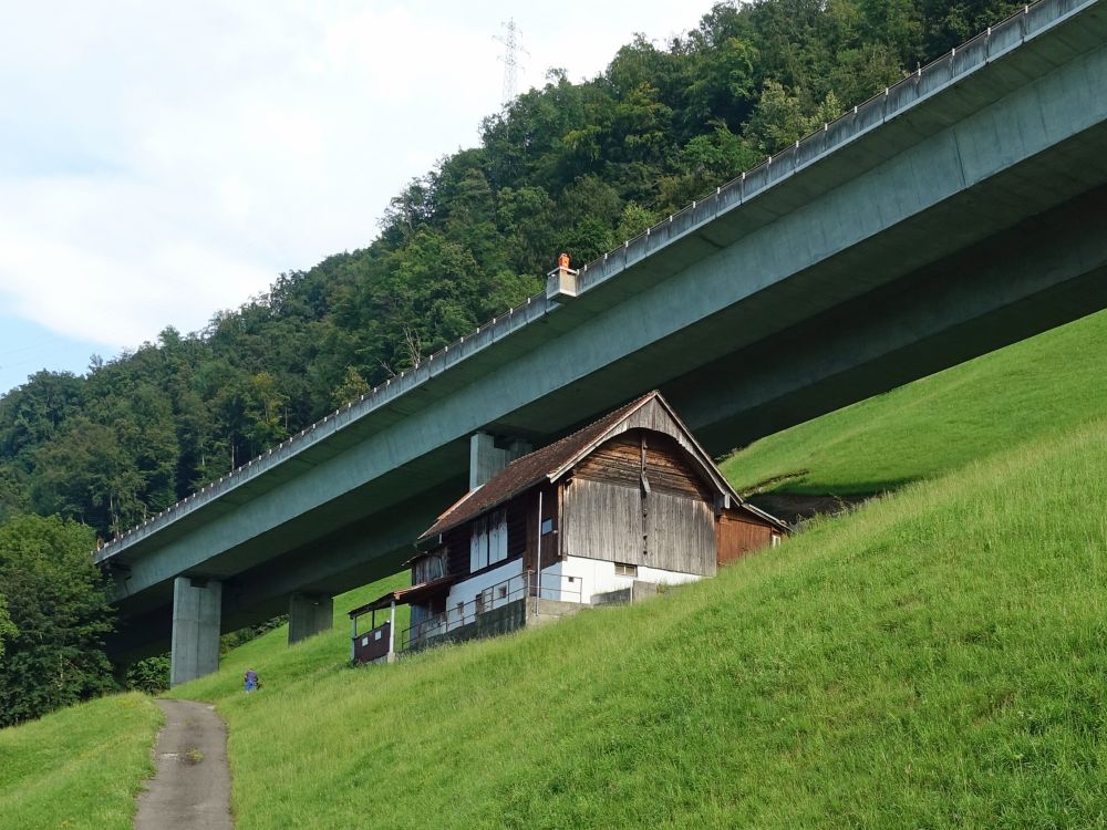 Bauernhaus unter der Autobahn