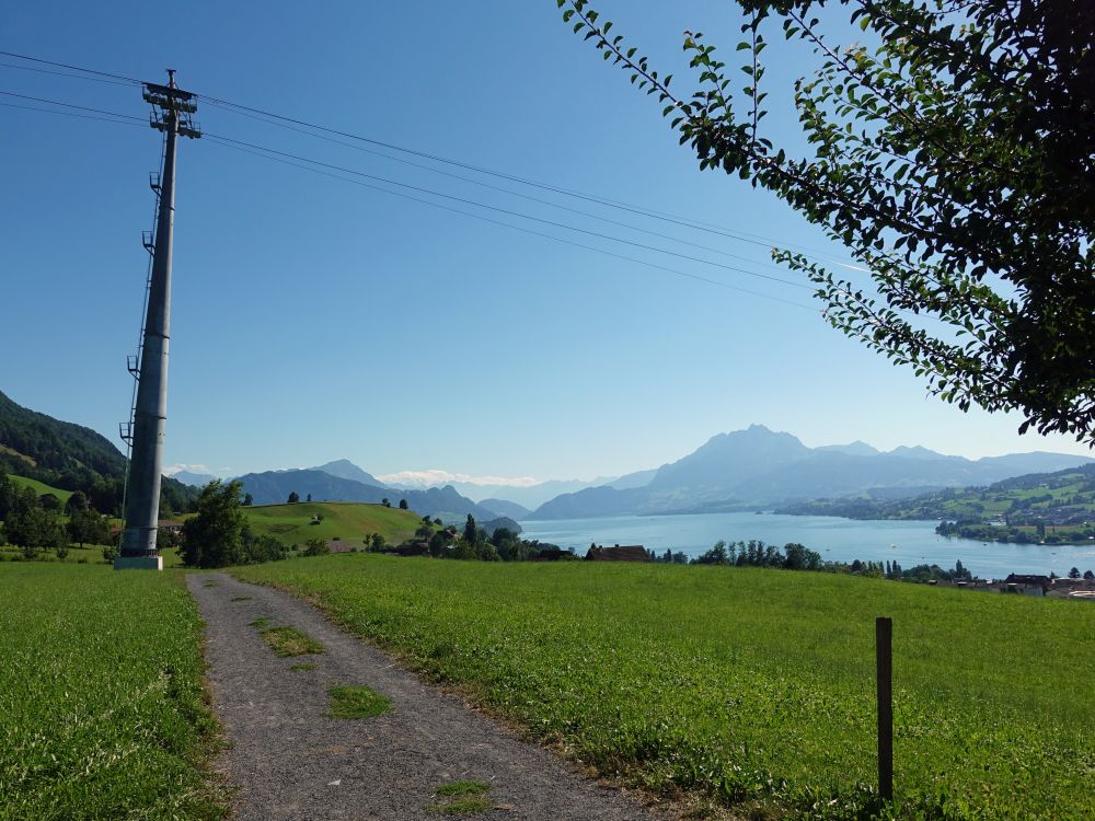 Seilbahnmast und Pilatus überm Vierwaldstättersee