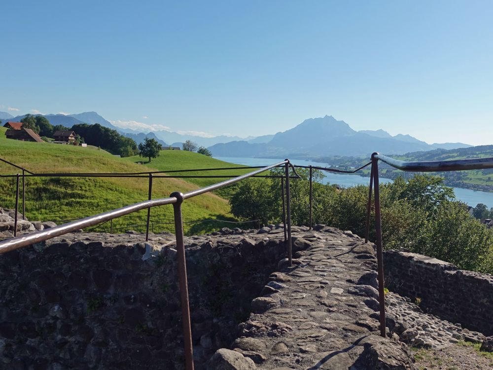 Gesslerburg und Pilatus