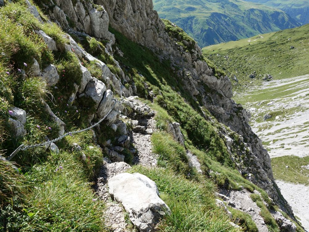 mit Ketten gesicherter Steig