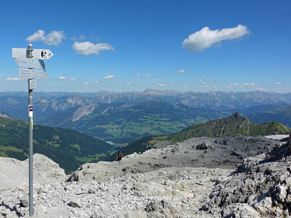 Wanderwegweiser und Blick ins Montafon