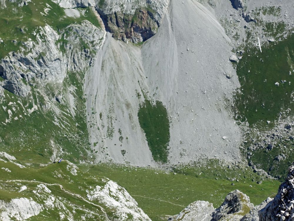 Hubschraubereinsatz (li. unten) und Segelflugzeug (re. oben)