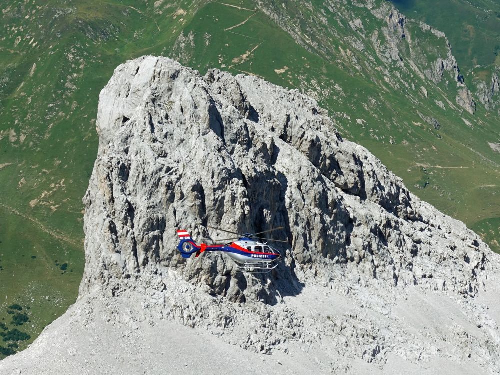 Polizei-Hubschrauber vor der Kleinen Sulzfluh