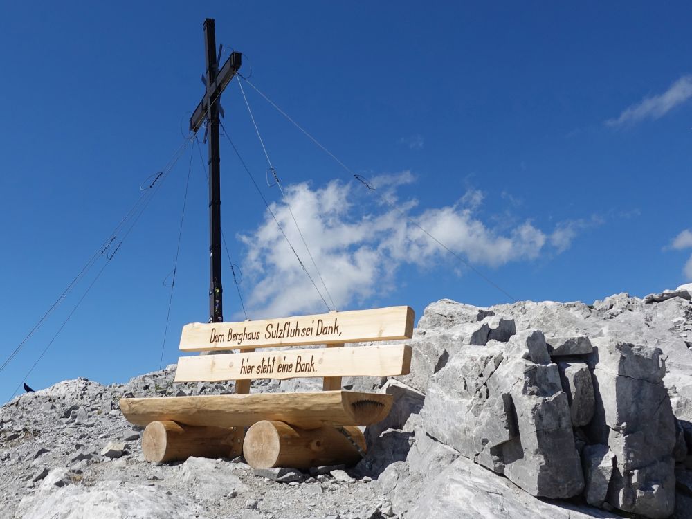 Gipfelbank und Gipfelkreuz