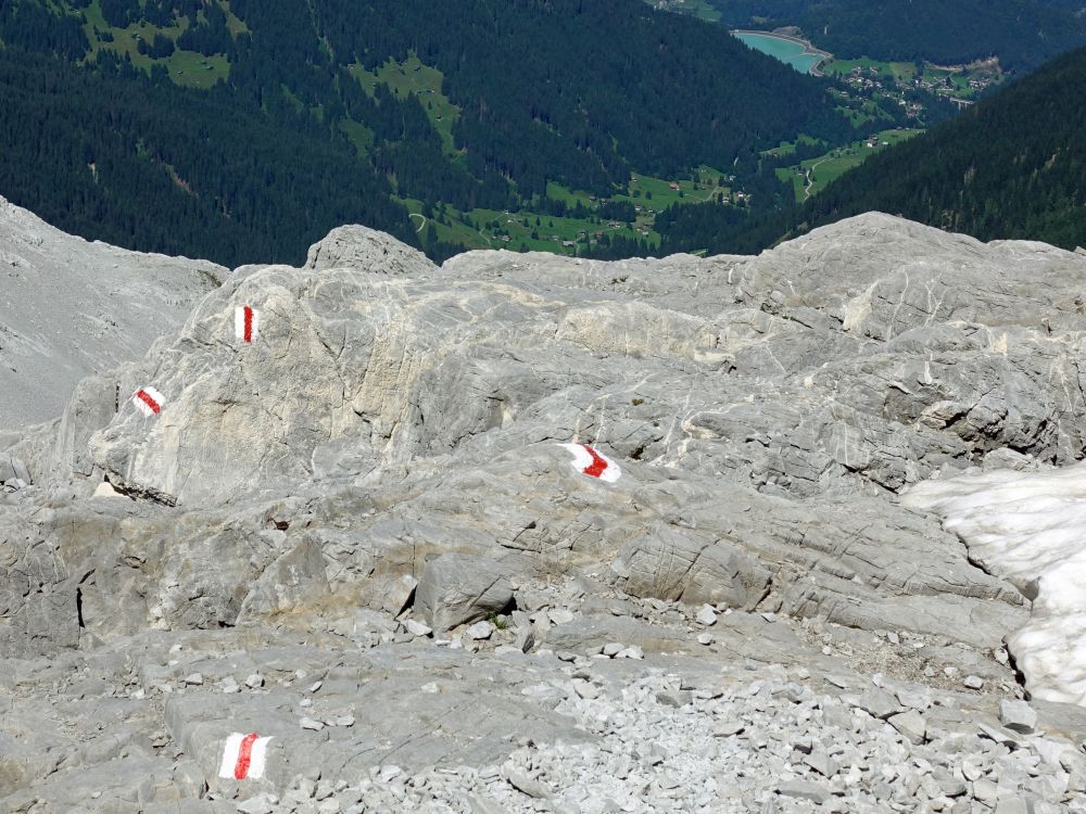 Wanderwegmarkierungen im Fels