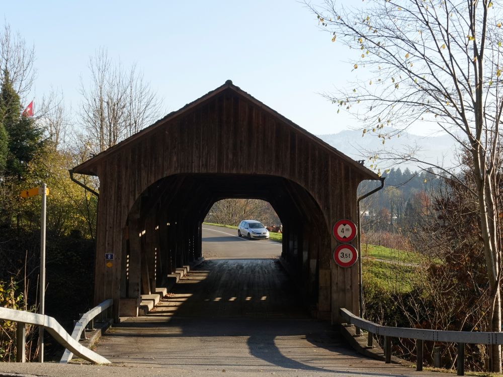 überdachte Holzbrücke