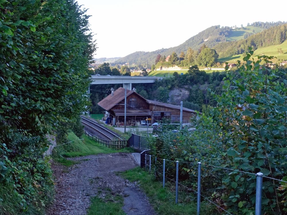 Äuli am Bahngleis und unter der Umgehungstrasse