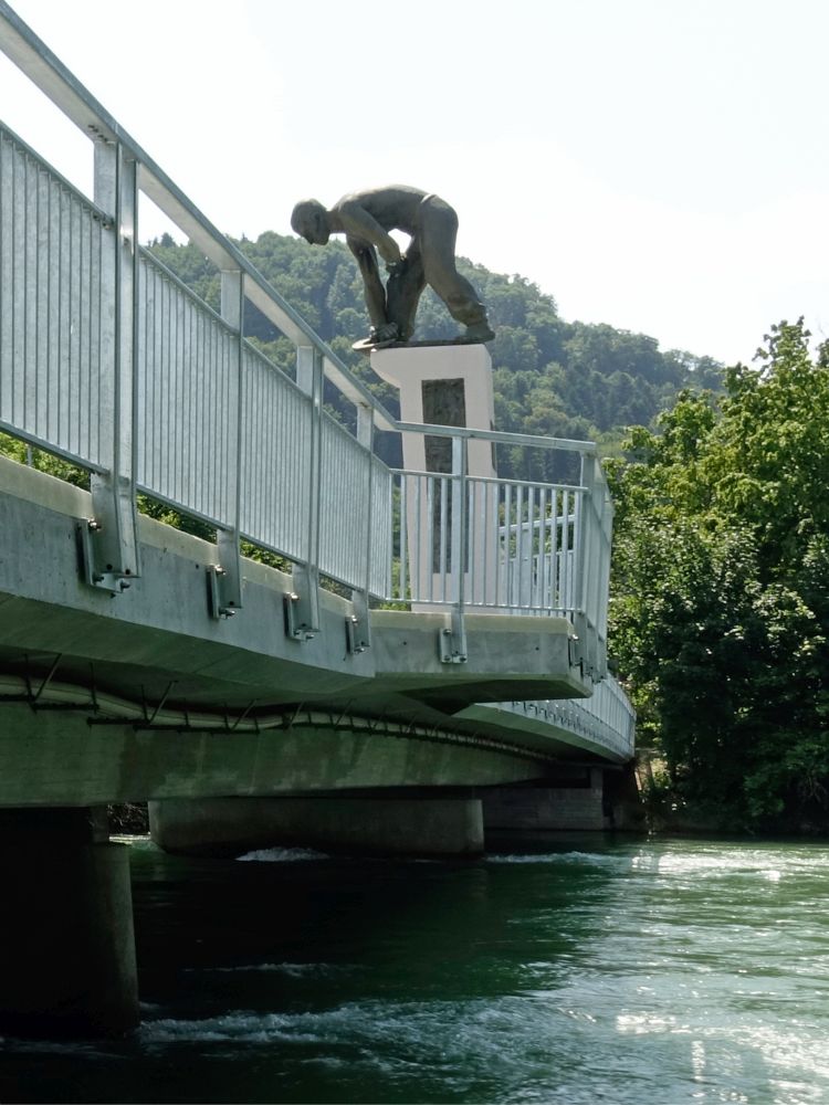 Figur auf Strassenbrücke