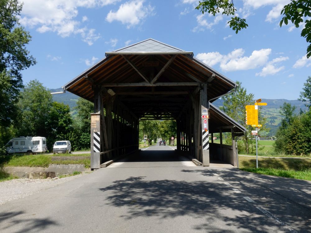 Gedeckte Holzbrücke