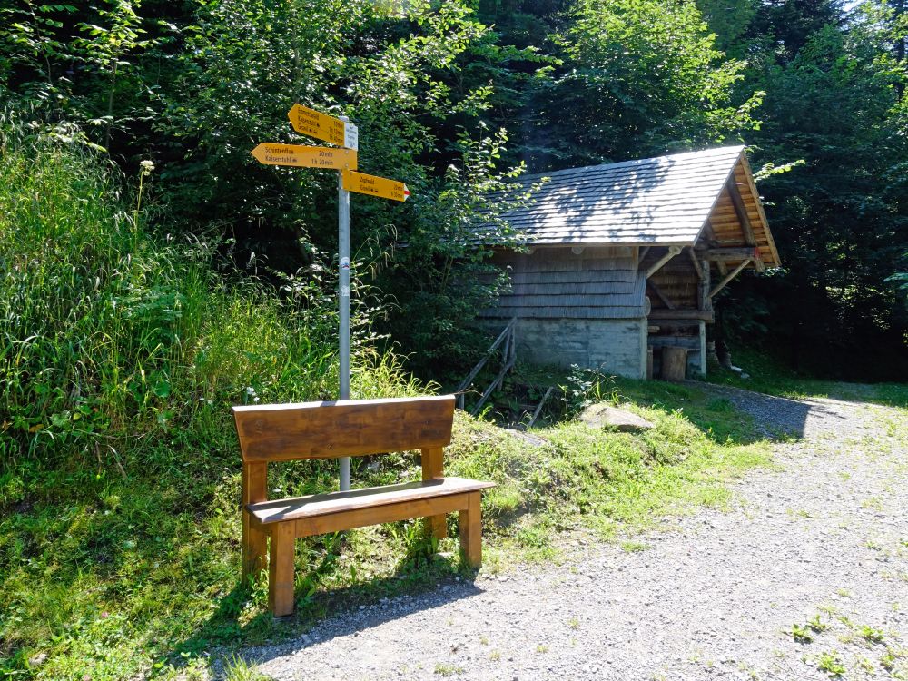 Sitzbank und Schutzhütte