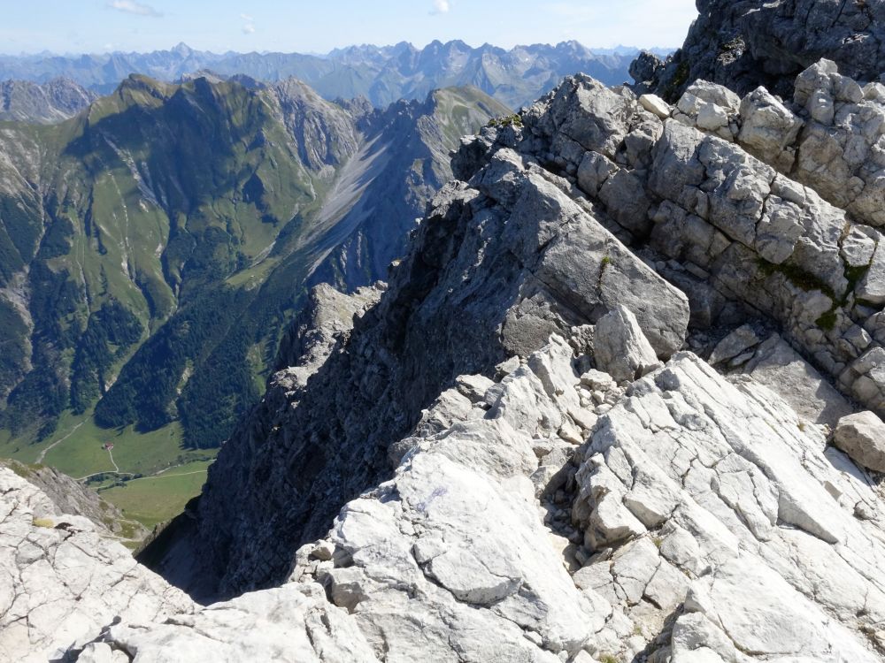 Tiefblick am Gipfelgrat