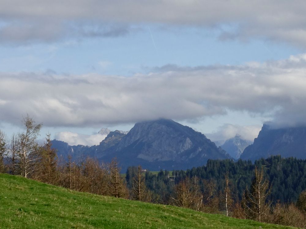 Berggipfel in Wolken