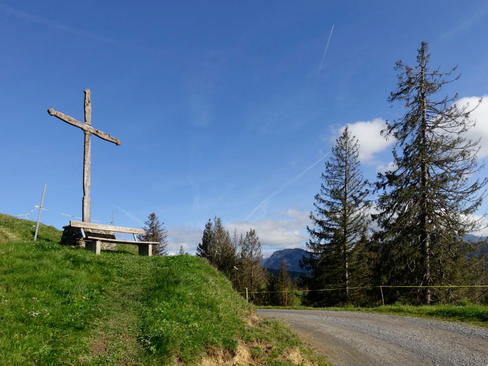 Sitzbank mit Wegkreuz