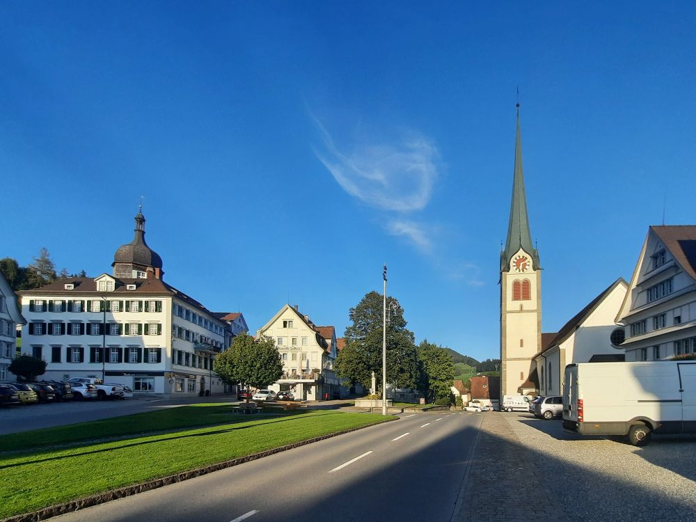Dorfplatz und Kirche