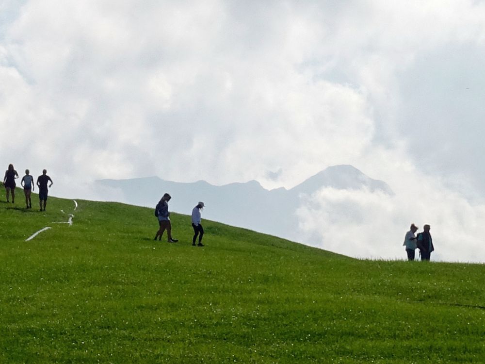 Wanderer und Berge in Wolken