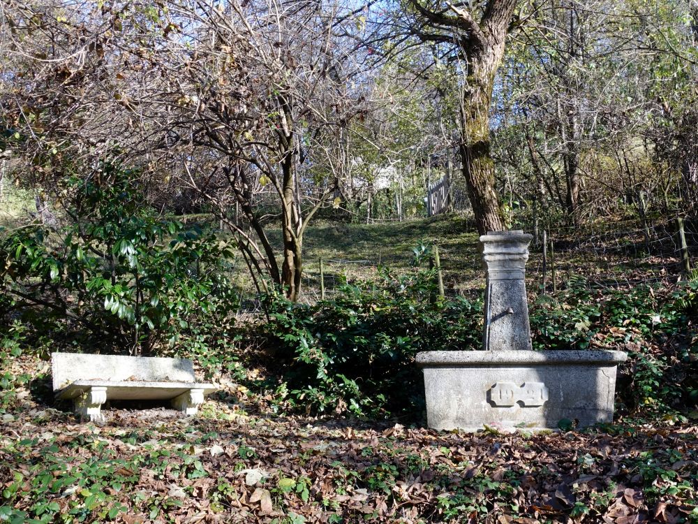 Sitzbank und Brunnen