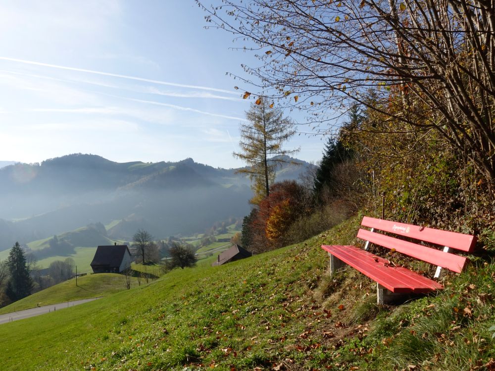 Sitzbank über Bauernhof Acker